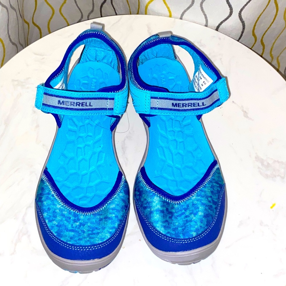 Merrell sandal/shoe brand new never worn. Size 4